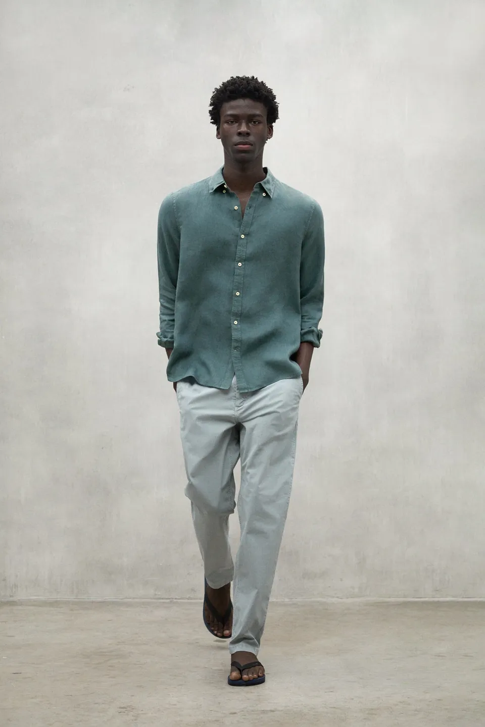 camisa-ecoalf-malibu-verde-de-hombre-100-lino-fit-regular-y-dise-o-atemporal image 1