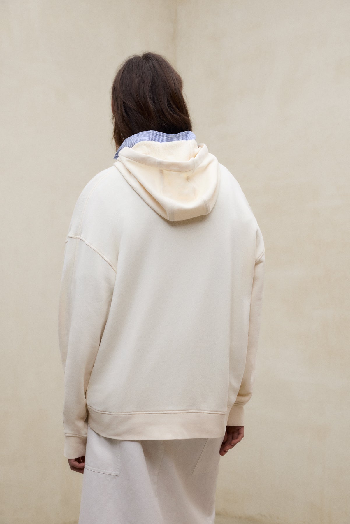 ecoalf-sudadera-bianca-beige-de-mujer-100-algod-n-reciclado-con-capucha image 3