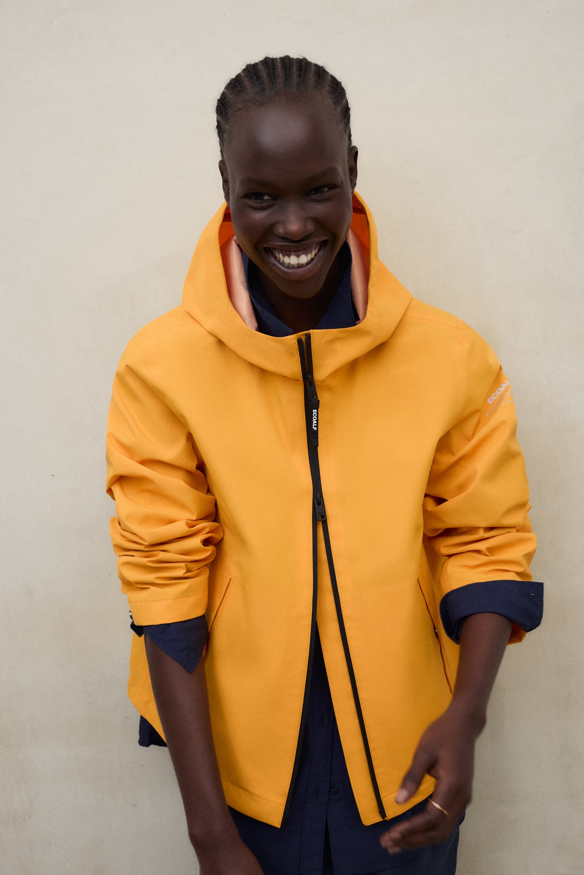chaqueta-venis-de-ecoalf-para-mujer-naranja-impermeable-y-transpirable image 6
