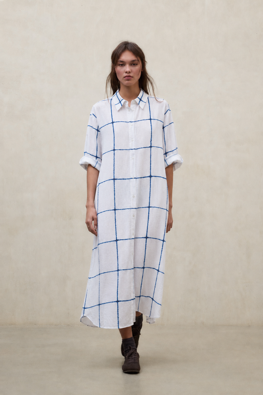 vestido-ecoalf-darea-blanco-de-lino-con-estampado-de-rayas-y-dise-o-camisero image 1