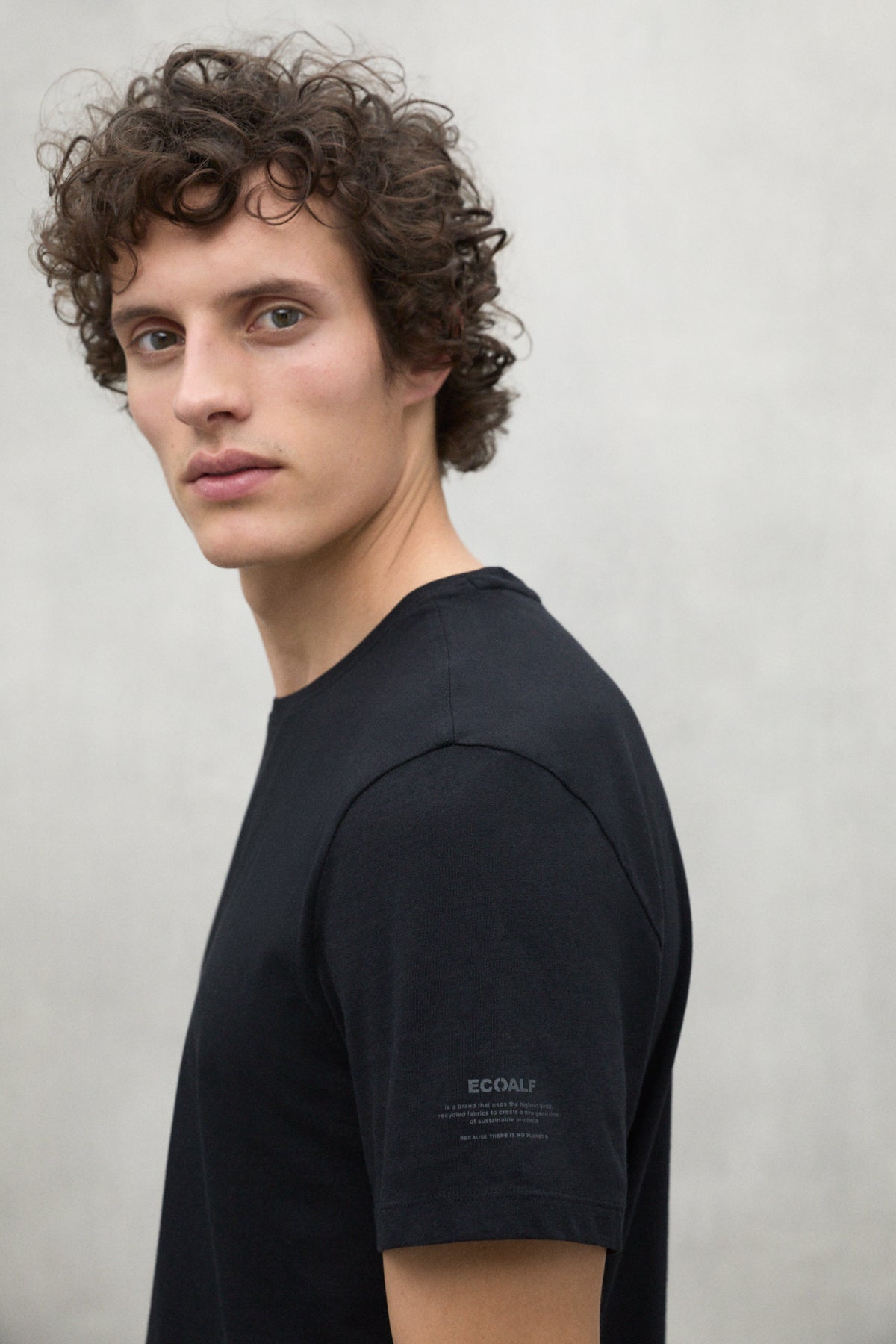 ecoalf-camiseta-vent-negra-de-hombre-100-algod-n-reciclado image 4