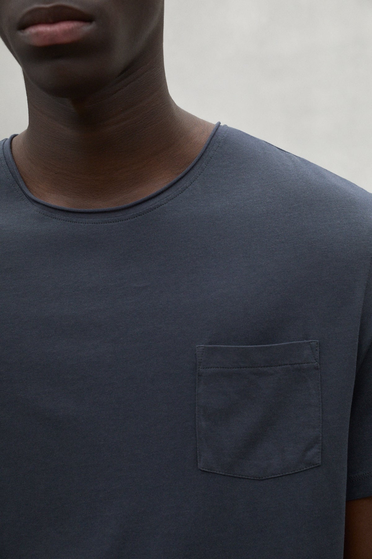 camiseta-ecoalf-najac-gris-oscuro-de-hombre-algod-n-org-nico-y-tencel-lyocell-fi image 4