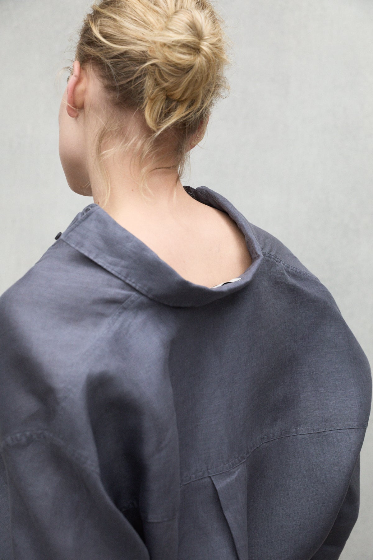 camisa-daria-gris-oscuro-de-mujer-ecoalf-lino-reciclado-vegana-y-tinte-en-prenda image 6