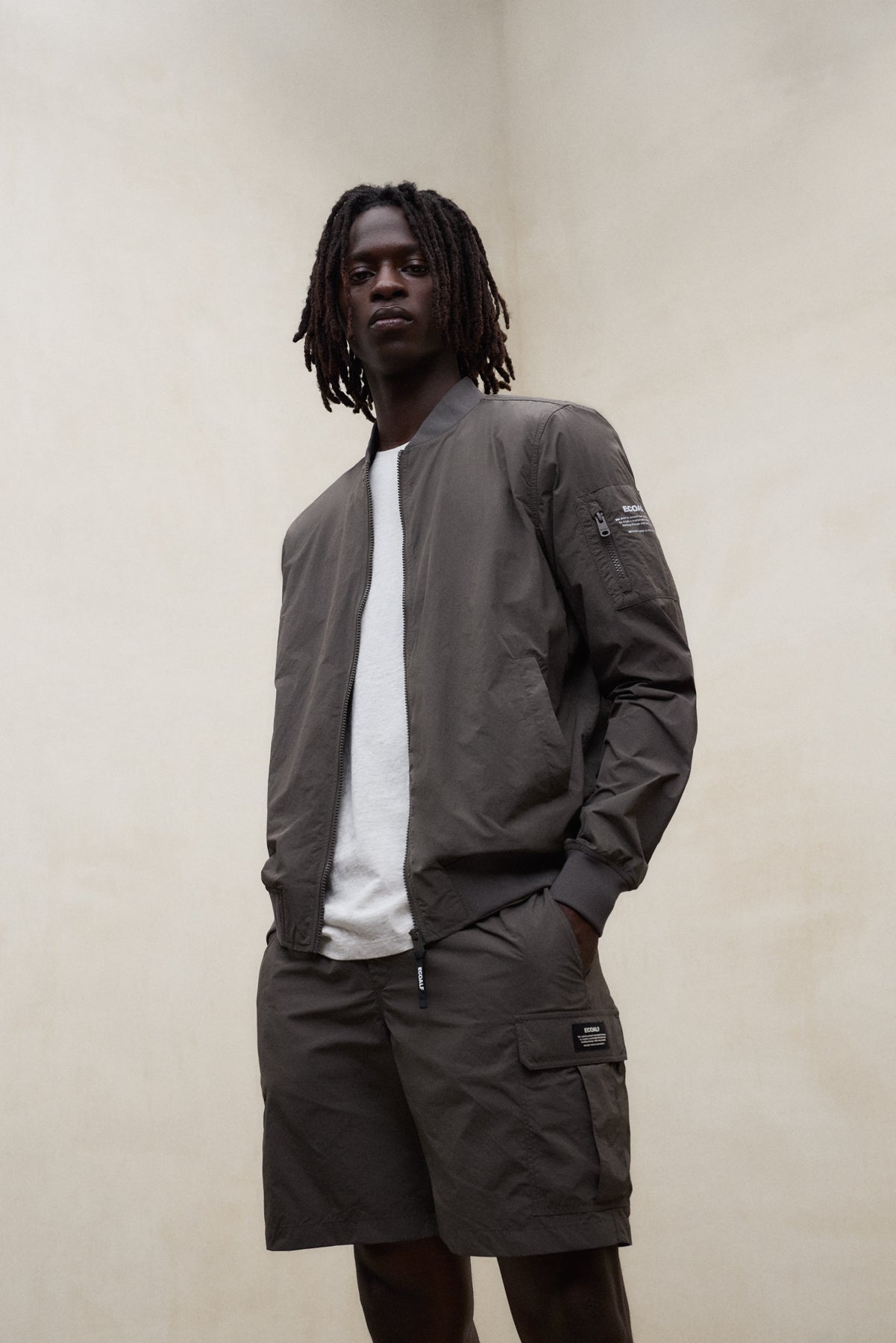 chaqueta-ecoalf-wale-bomber-de-hombre-en-verde-oscuro-poliamida-100-reciclada-re image 1