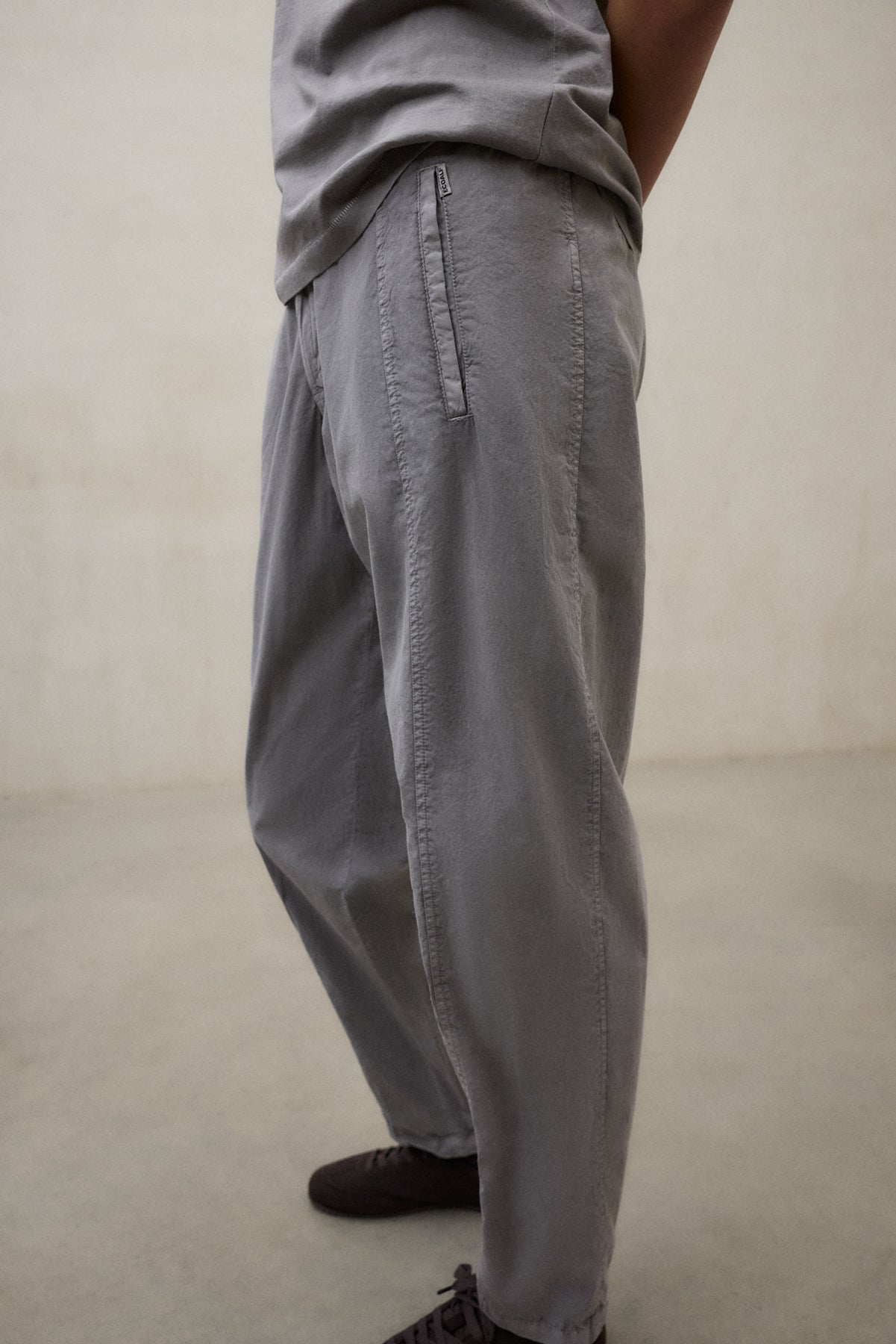 pantalones-ripoll-ecoalf-de-algod-n-regenerativo-para-mujer-gris-oscuro image 3