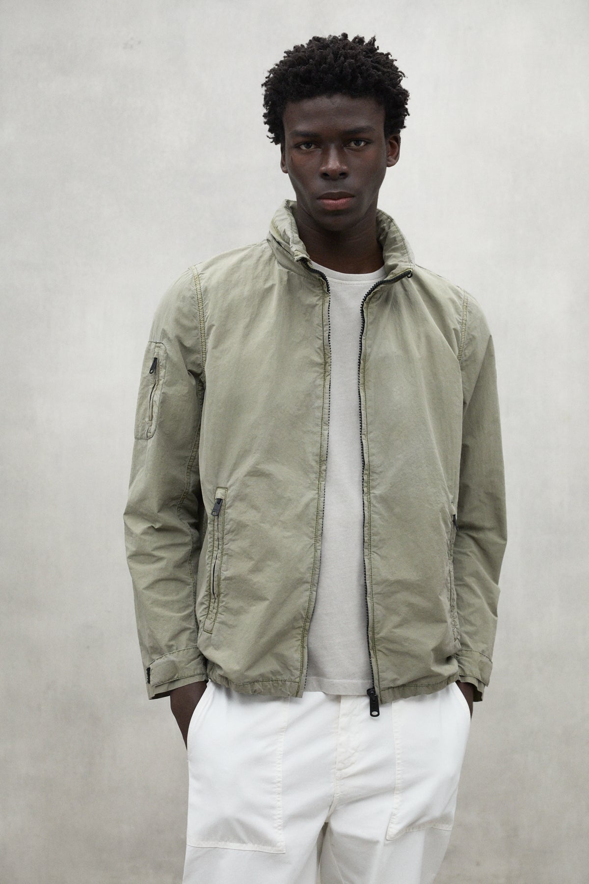 chaqueta-rigi-de-ecoalf-para-hombre-khaki-con-m-ltiples-bolsillos image 1