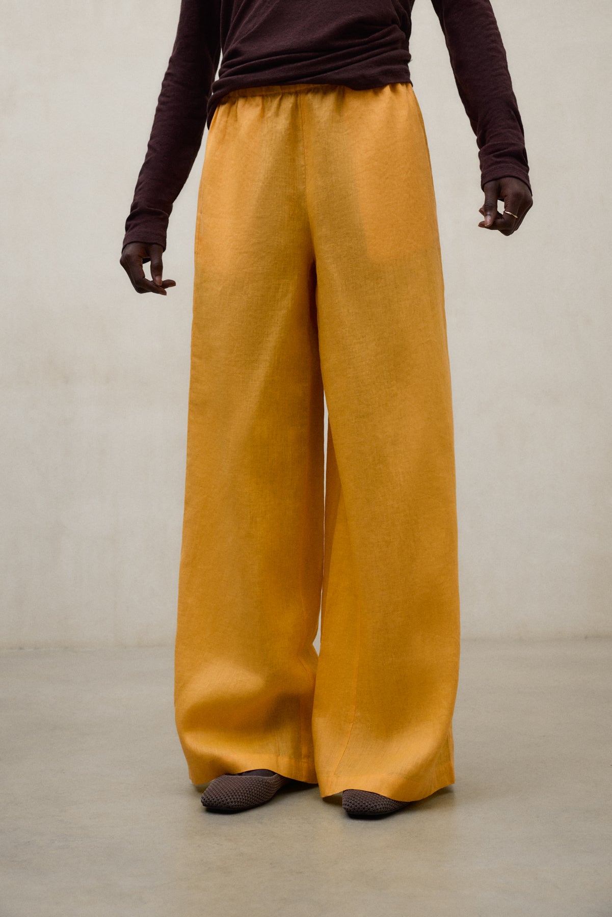 pantalones-mossi-naranja-de-ecoalf-para-mujer-lino-80-fit-relajado-pierna-ancha- image 3