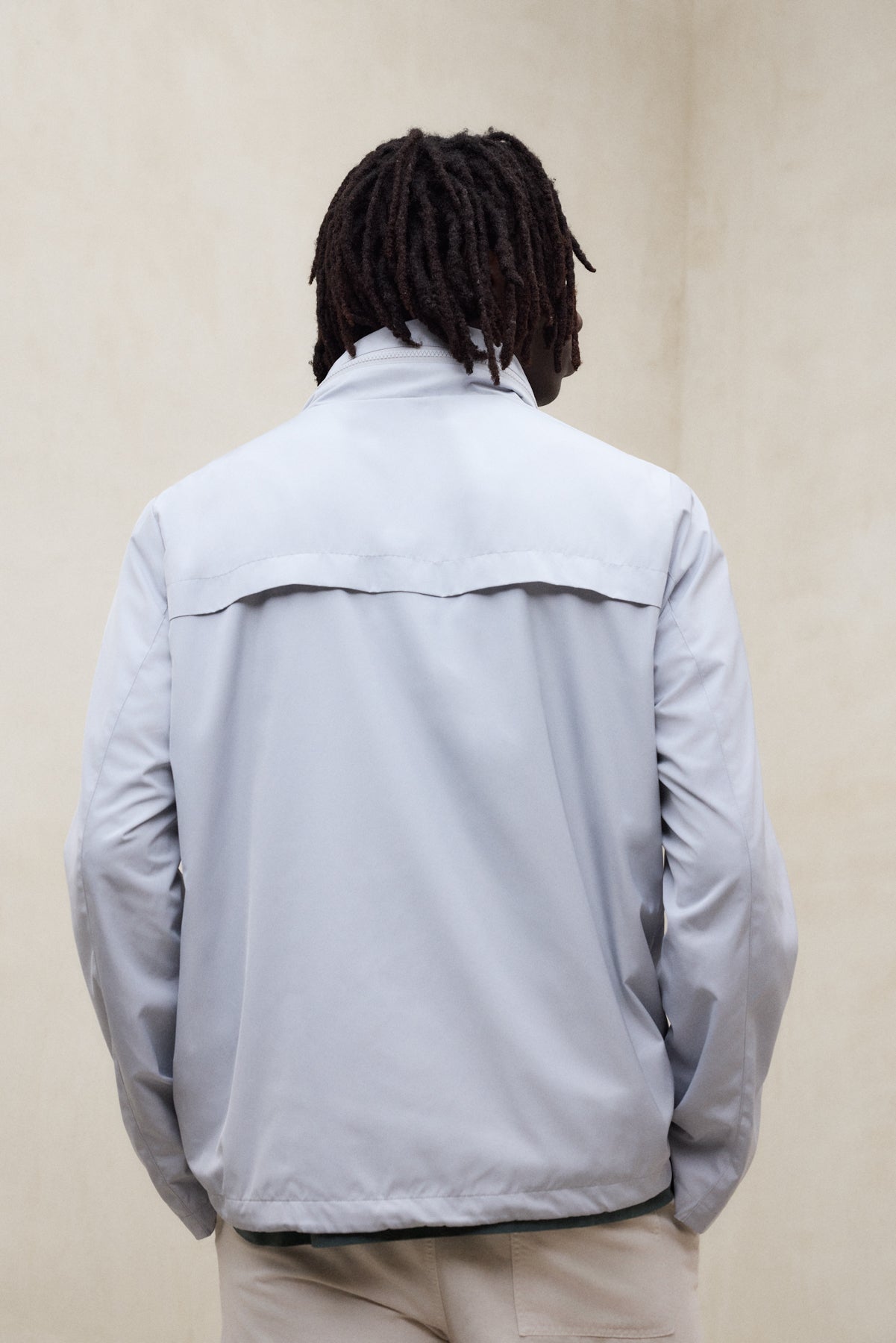 chaqueta-ecoalf-beni-gris-de-hombre-poli-ster-reciclado-con-capucha image 3