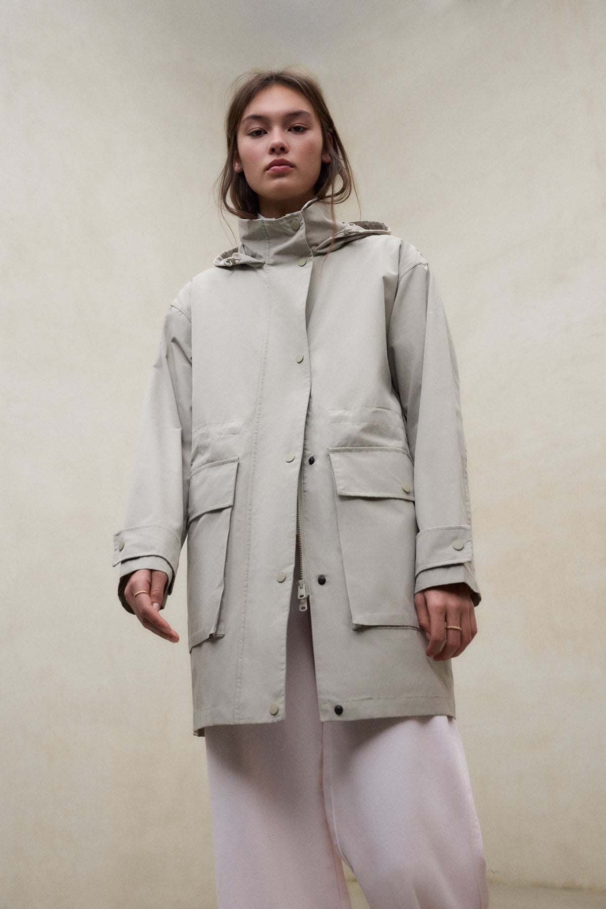 ecoalf-chaqueta-cova-beige-poli-ster-reciclado-capucha-desmontable image 2