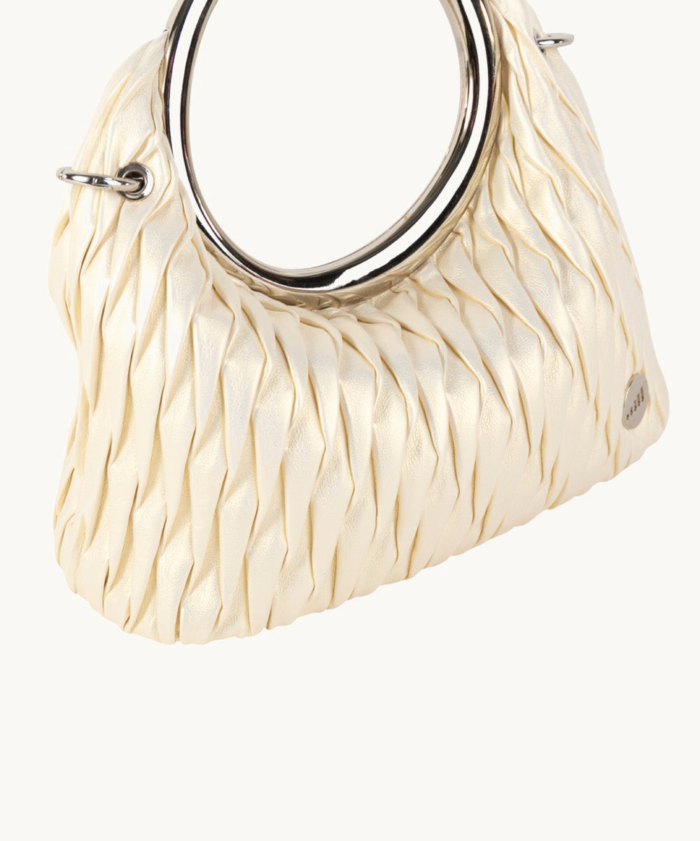 kbas-coctail-fara-bolso-de-mano-de-pu-color-butter-plisado-y-acabado-brillante image 6