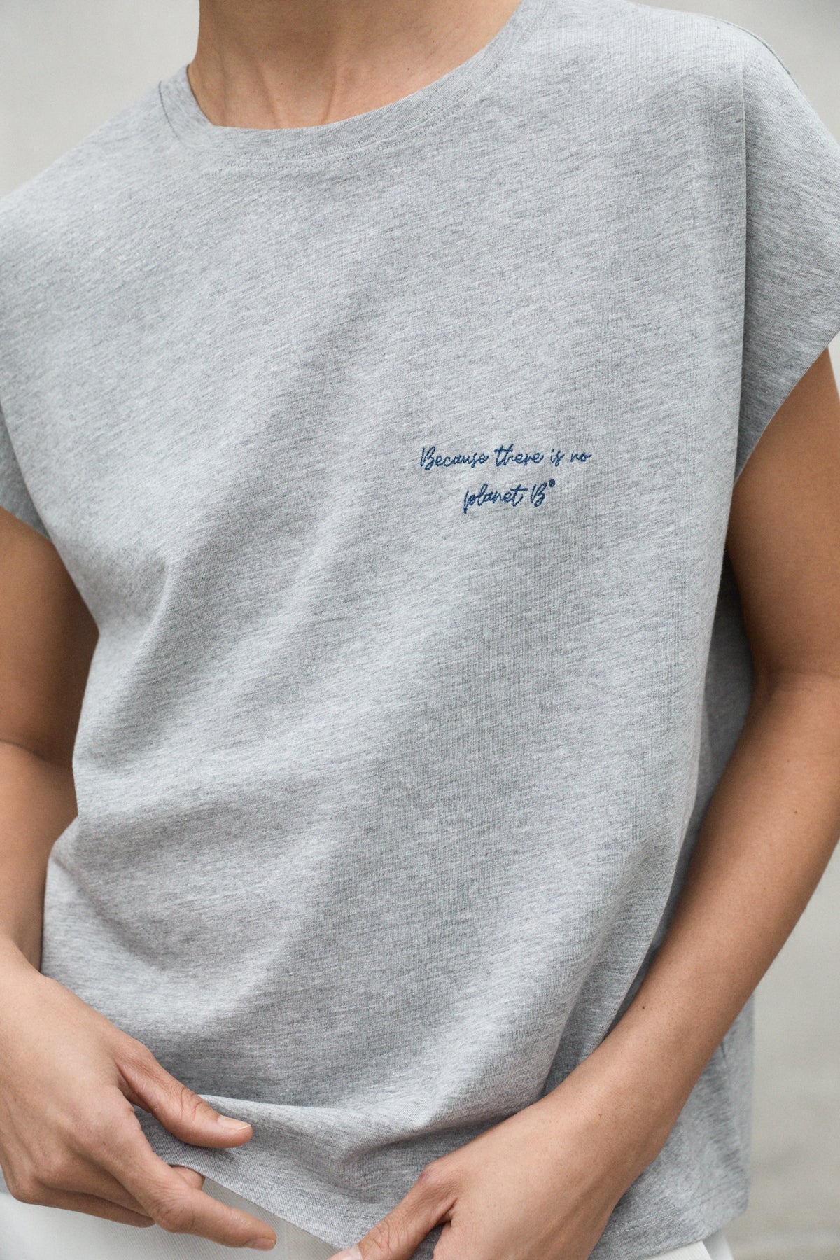 ecoalf-camiseta-namur-gris-claro-de-mujer-30-algod-n-reciclado-mensaje-because-t image 3