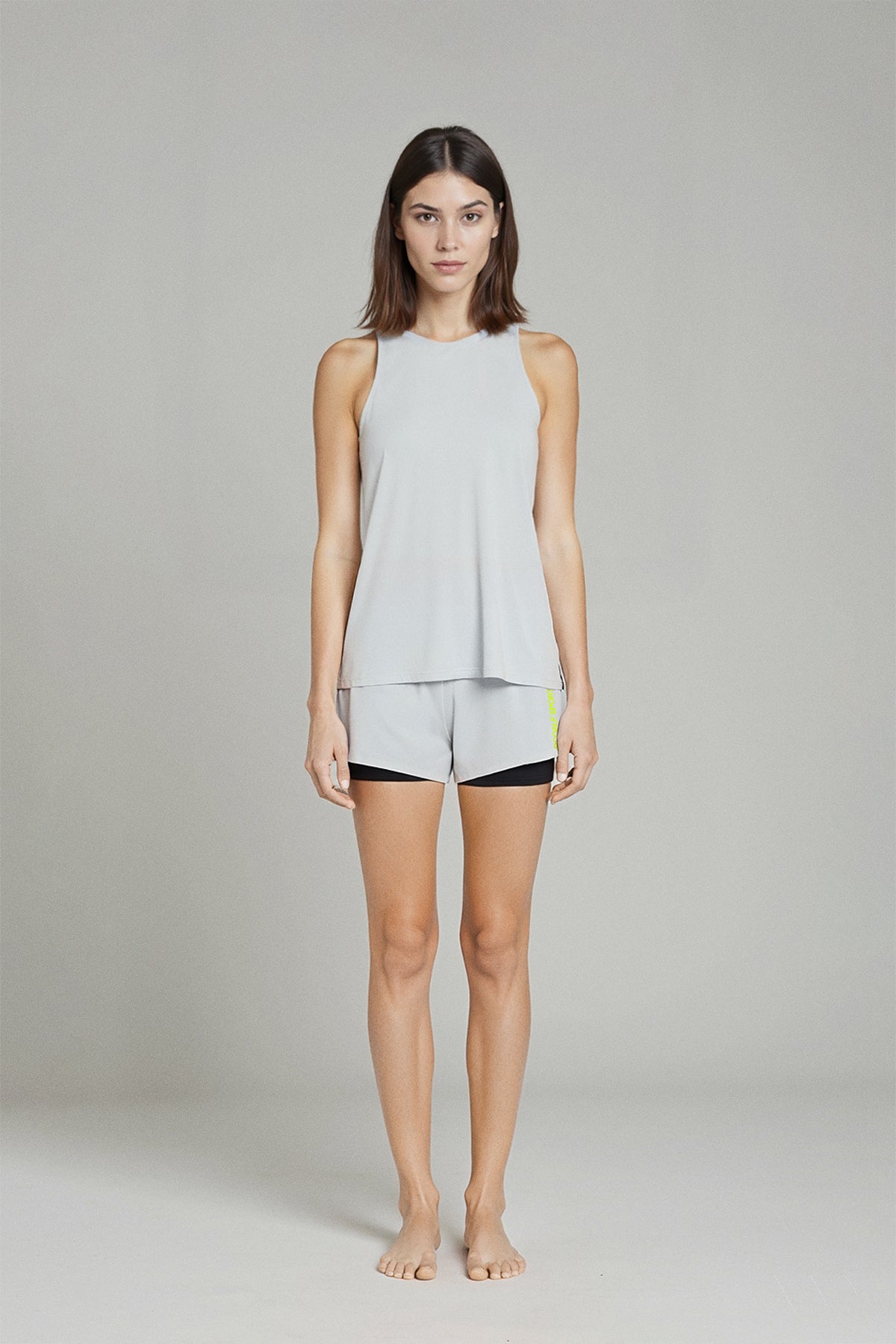 camiseta-canal-gris-de-ecoalf-81-poliamida-reciclada-y-19-elastano-frescura-suav image 2