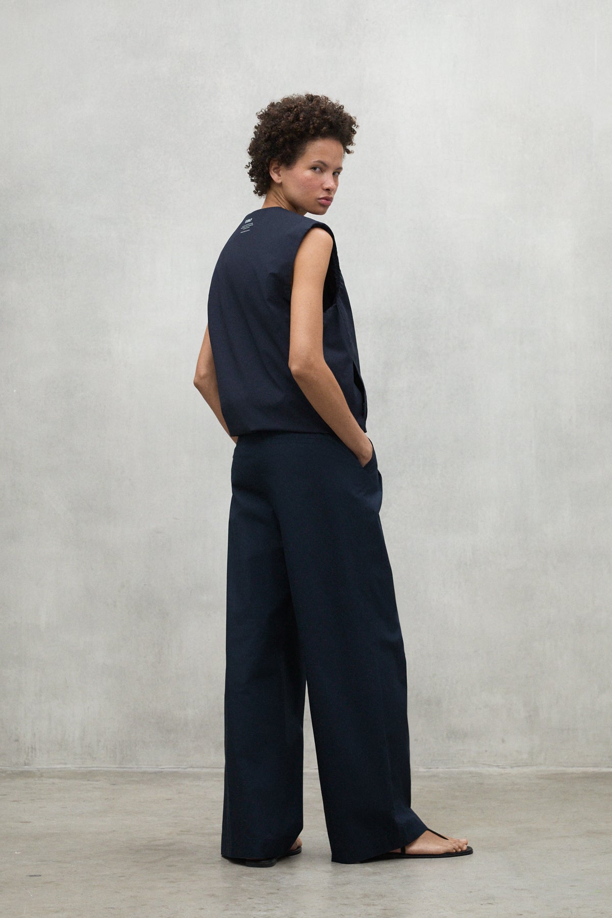 chaleco-karin-azul-marino-de-mujer-ecoalf image 2