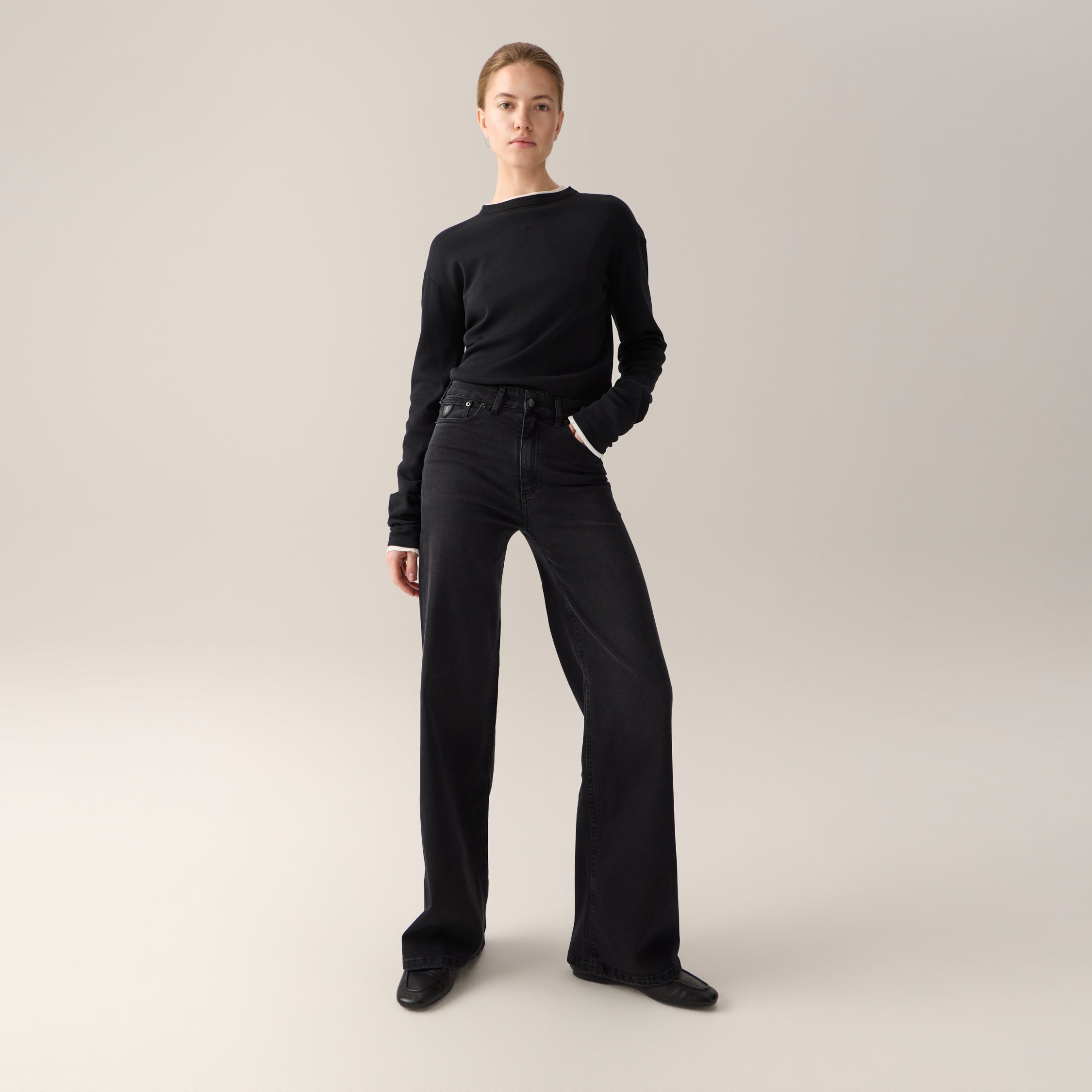 lois-palazzo-jeans-anchos-de-tiro-medio-en-negro image 1
