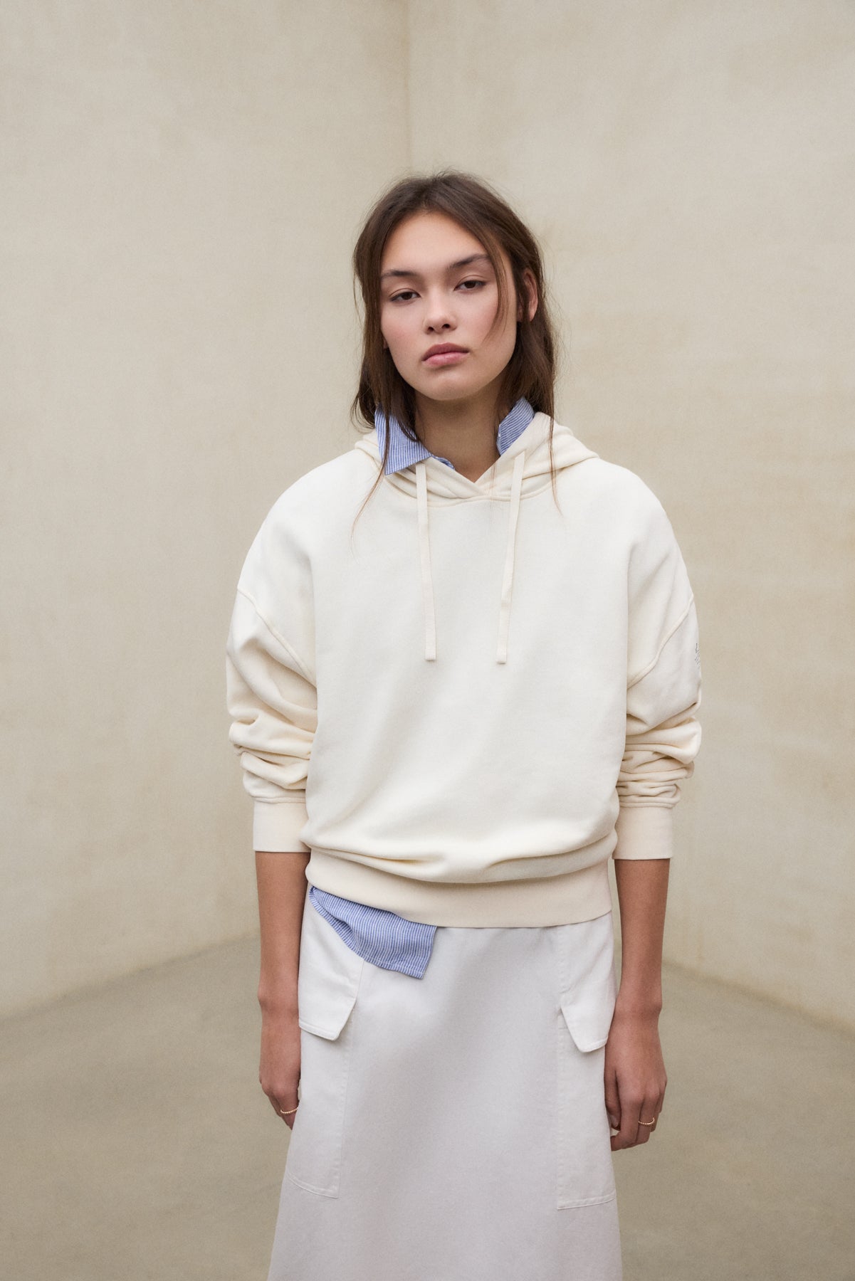 ecoalf-sudadera-bianca-beige-de-mujer-100-algod-n-reciclado-con-capucha image 2