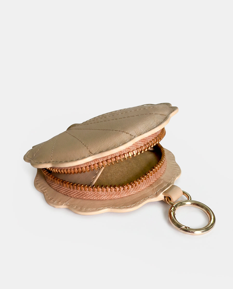 llavero-charm-abbacino-concha-piel-beige image 3