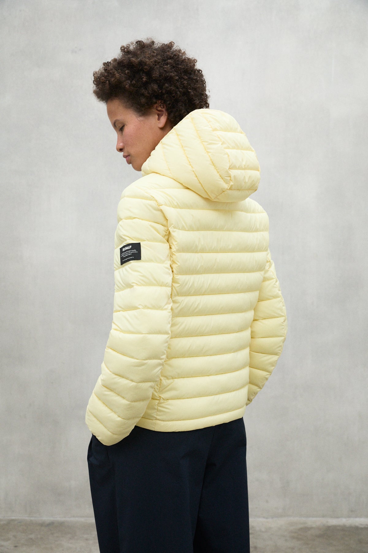 chaqueta-ecoalf-atlantic-amarilla-para-mujer-poliamida-100-reciclada-ultraligera image 4