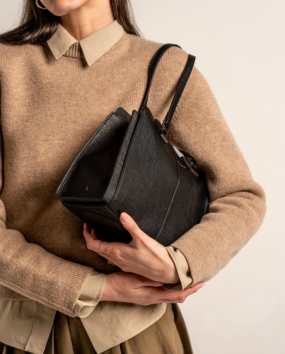 abbacino-bolso-de-mano-negro-materiales-reciclados image 2
