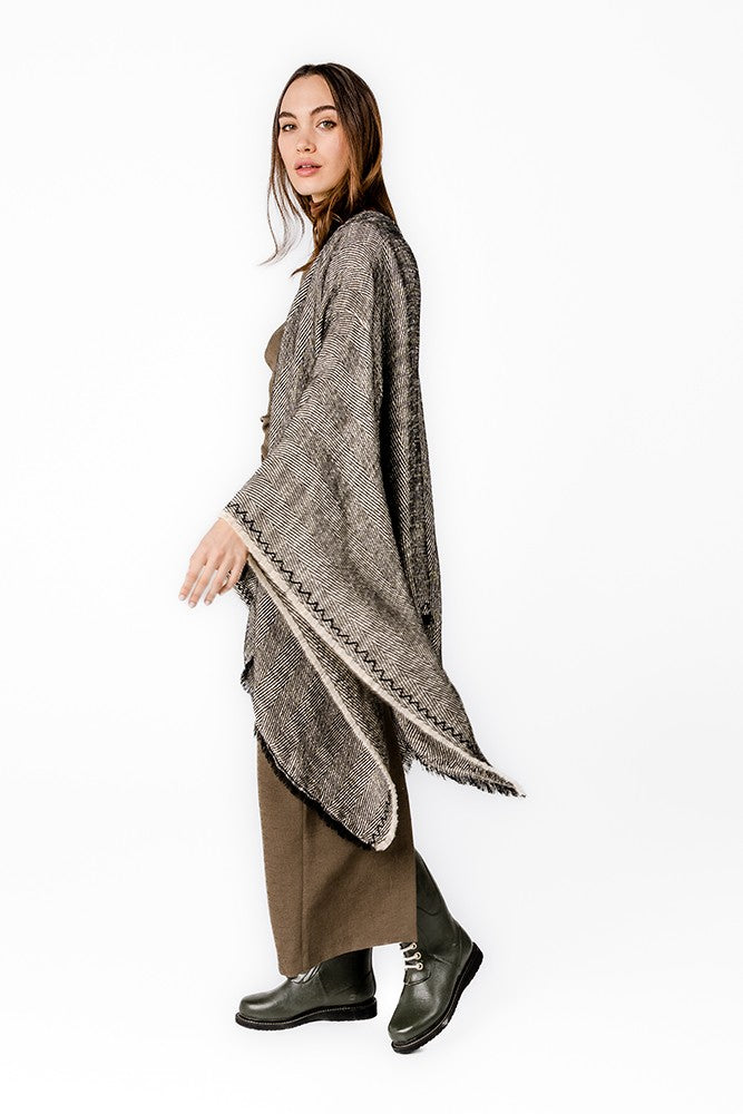 abbacino-poncho-estampado-lineal-negro image 3