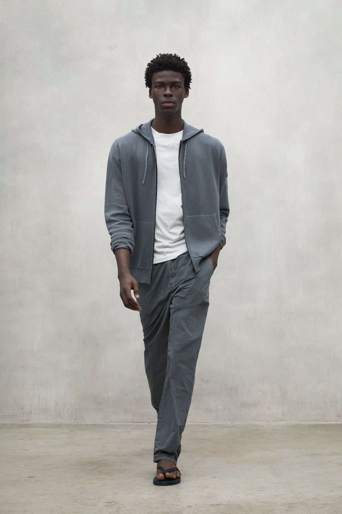 jersey-ecoalf-olivo-gris-de-algod-n-org-nico-y-lino-con-capucha-para-hombre image 1