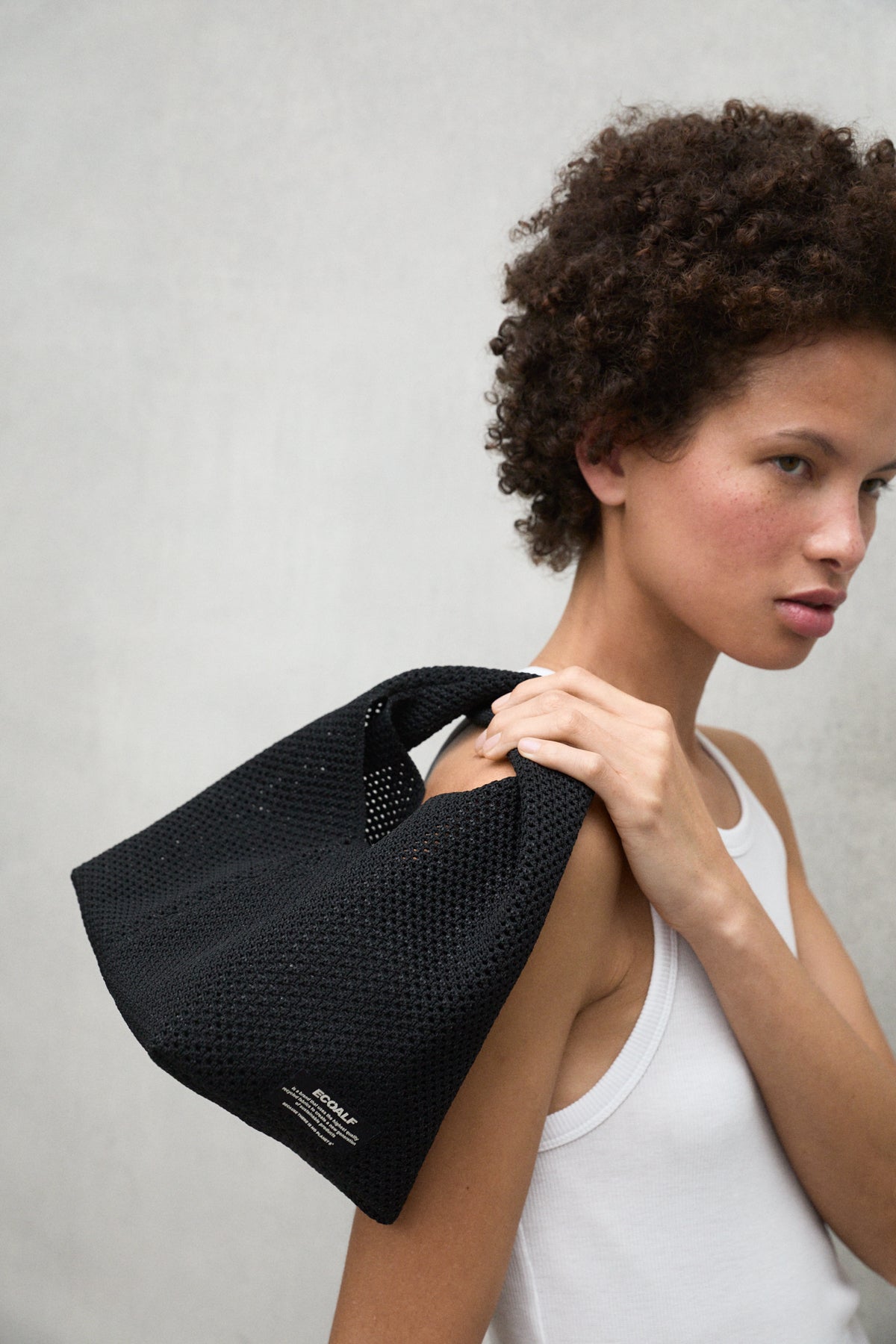 ecoalf-bolso-tika-mini-negro-colecci-n-hilo-del-mar-pl-stico-reciclado-del-oc-an image 3
