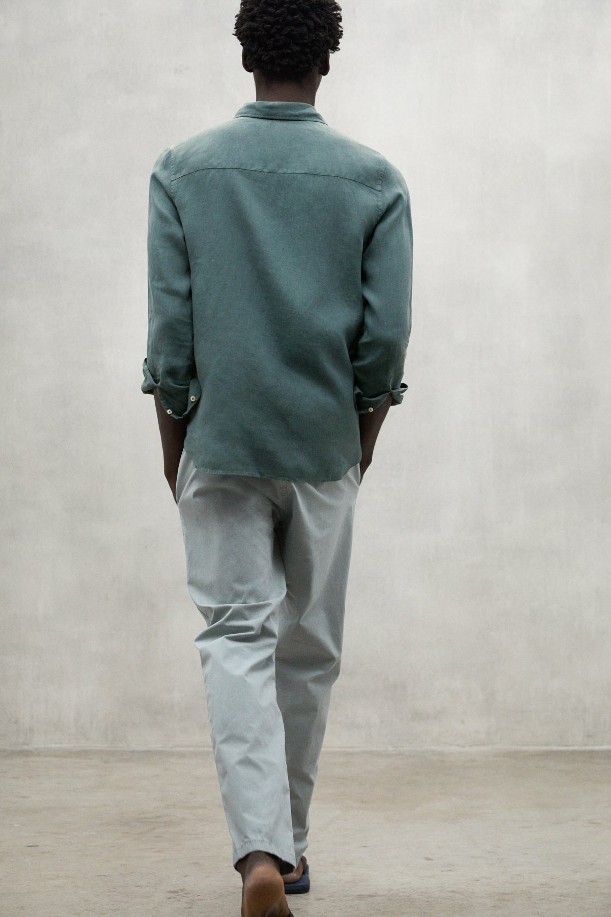 camisa-ecoalf-malibu-verde-de-hombre-100-lino-fit-regular-y-dise-o-atemporal image 2