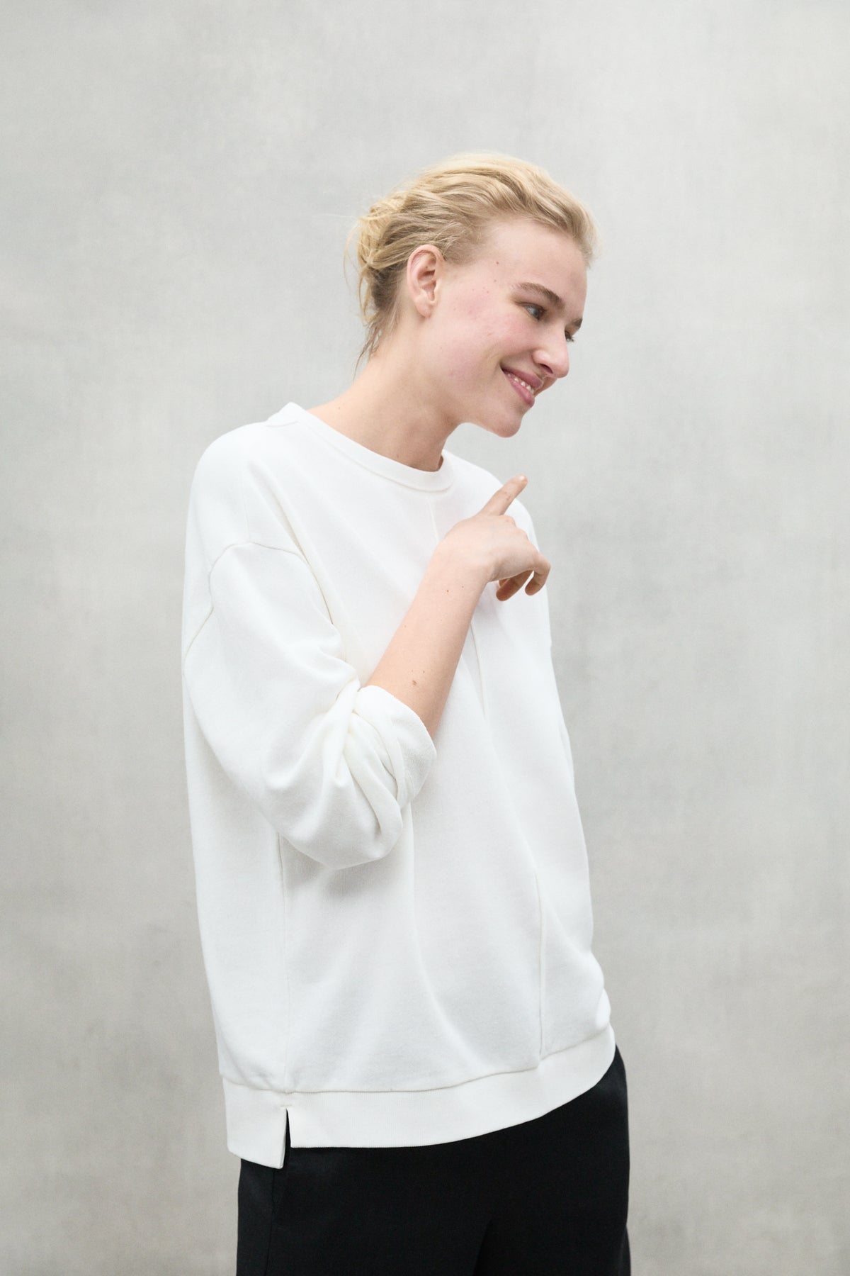 ecoalf-sudadera-ankara-blanca-de-mujer-oversize-50-algod-n-reciclado-vegana image 4
