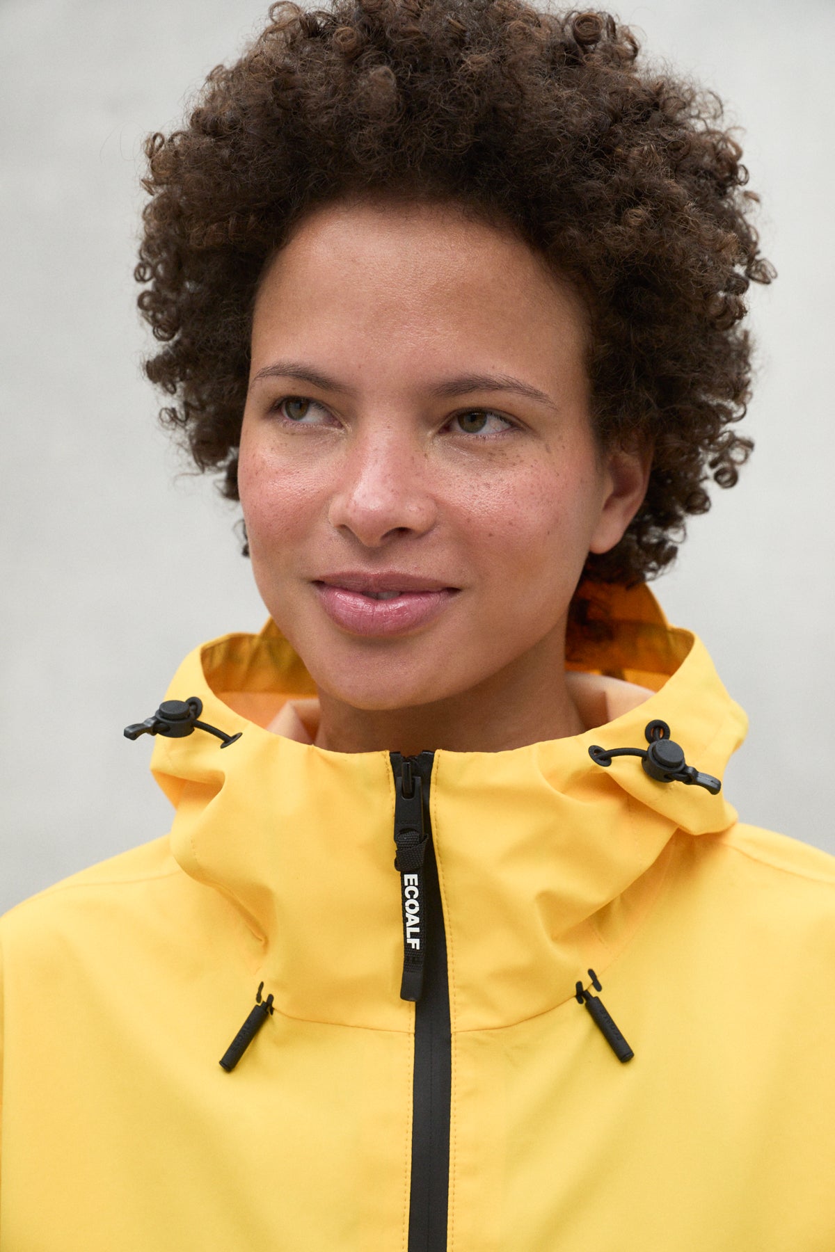 ecoalf-chaqueta-venue-mostaza-para-mujer-100-poli-ster-reciclado-impermeable-cap image 5