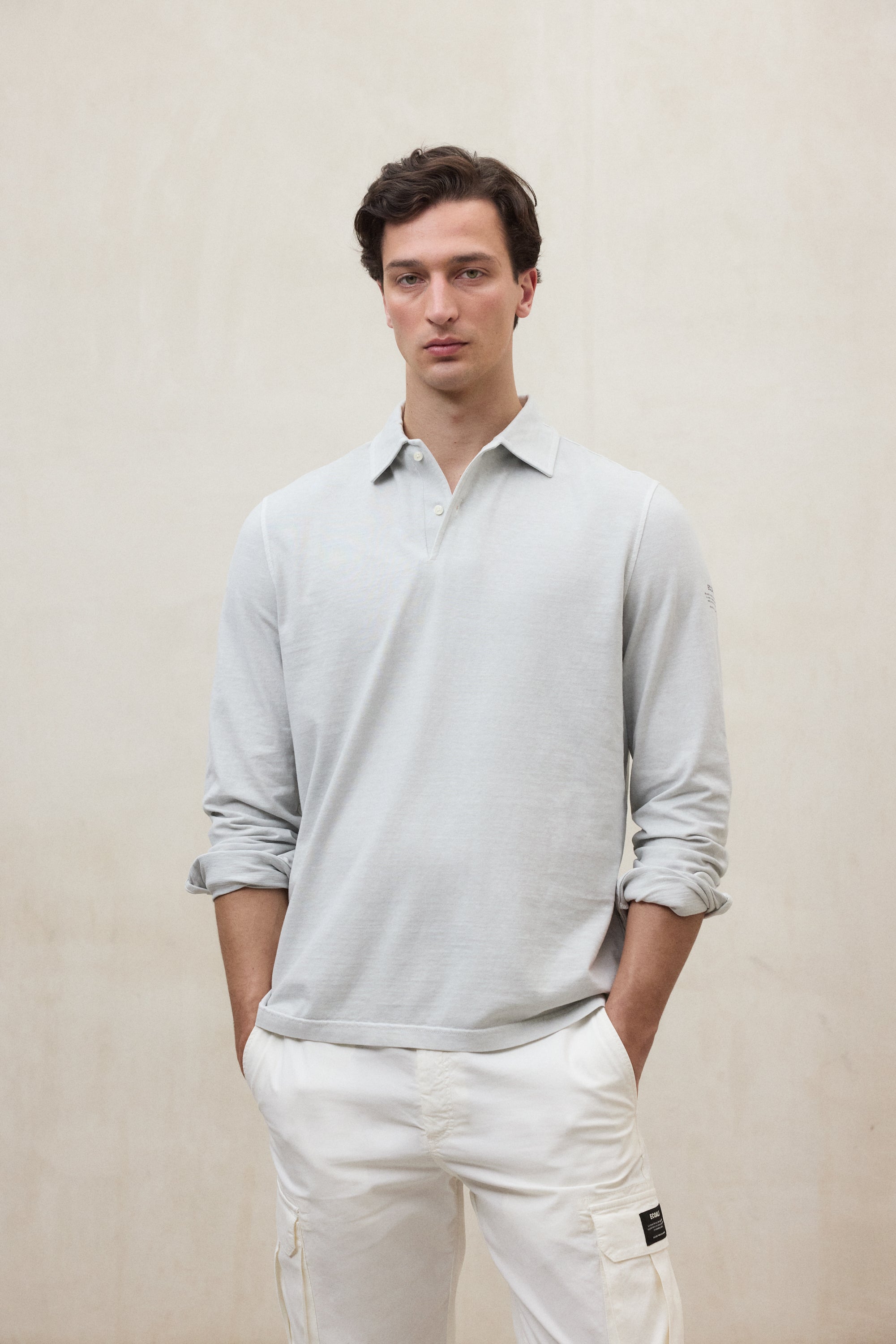 polo-patrick-gris-claro-de-ecoalf-50-algod-n-reciclado-y-50-algod-n-org-nico-sua image 2