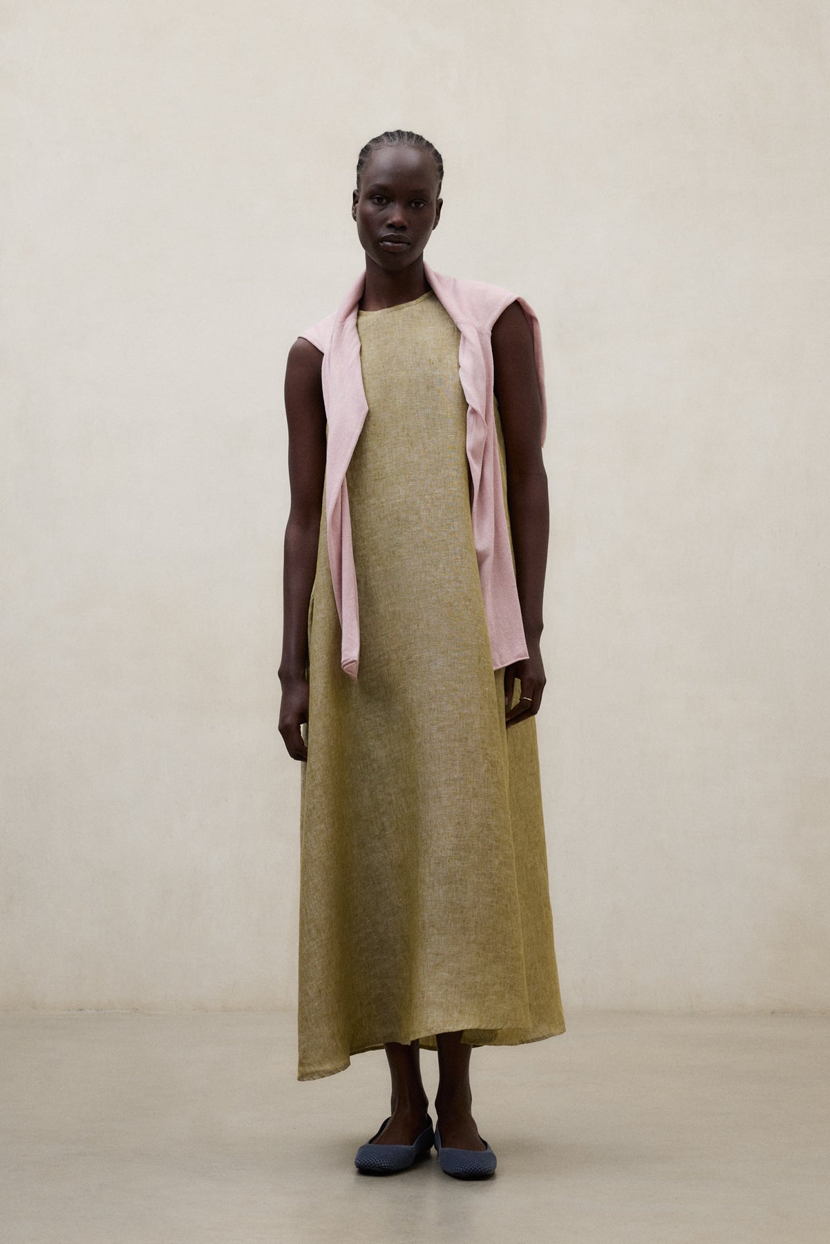 vestido-ecoalf-ukara-verde-de-lino-fit-relajado-y-sin-mangas image 1