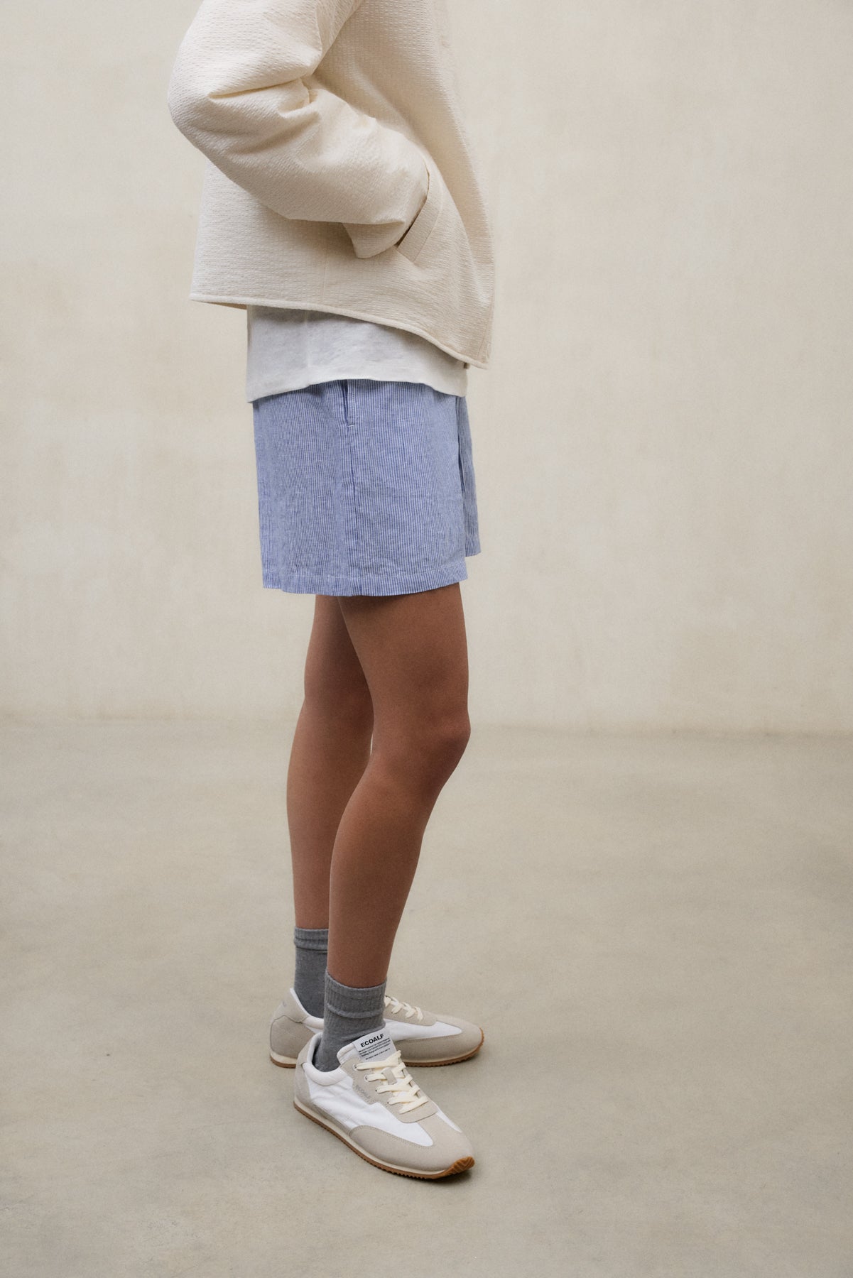 shorts-eras-a-rayas-azules-de-ecoalf-80-lino-cintura-el-stica-ajustable-y-bolsil image 4