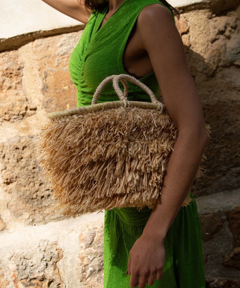 capazo-de-palma-natural-kbas-con-flecos-de-rafia-color-natural-35x20x24-cm image 3