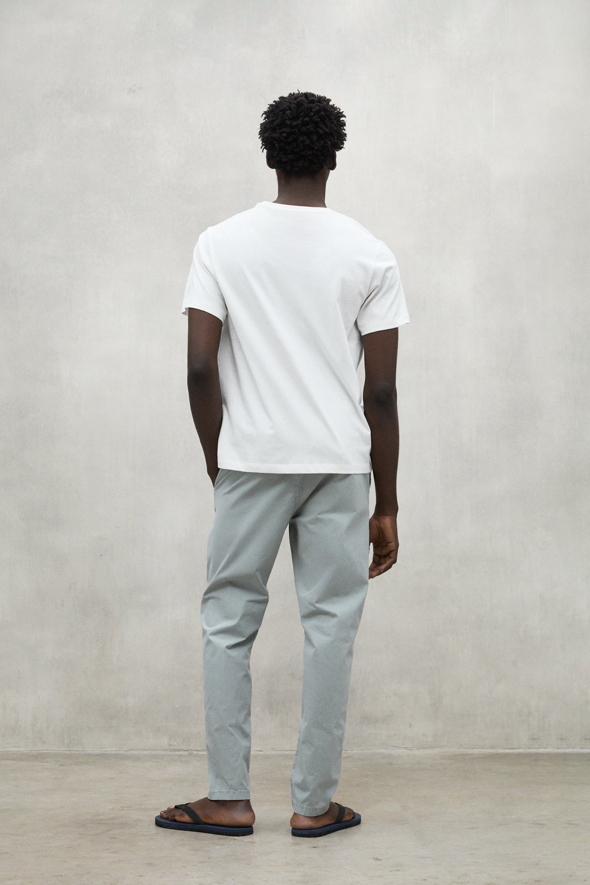camiseta-ecoalf-min-blanca-de-hombre-50-algod-n-reciclado-y-50-org-nico-estampad image 3