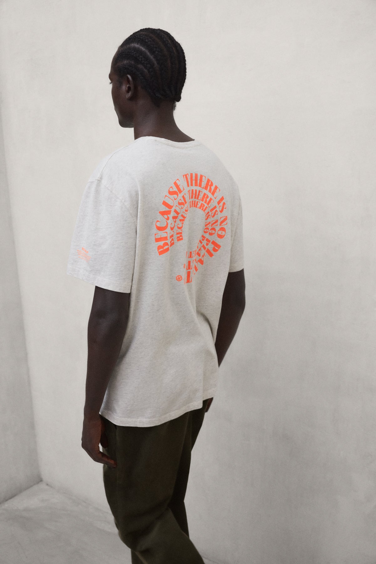 ecoalf-camiseta-cir-beige-camiseta-de-algod-n-reciclado-con-estampado-trasero image 1