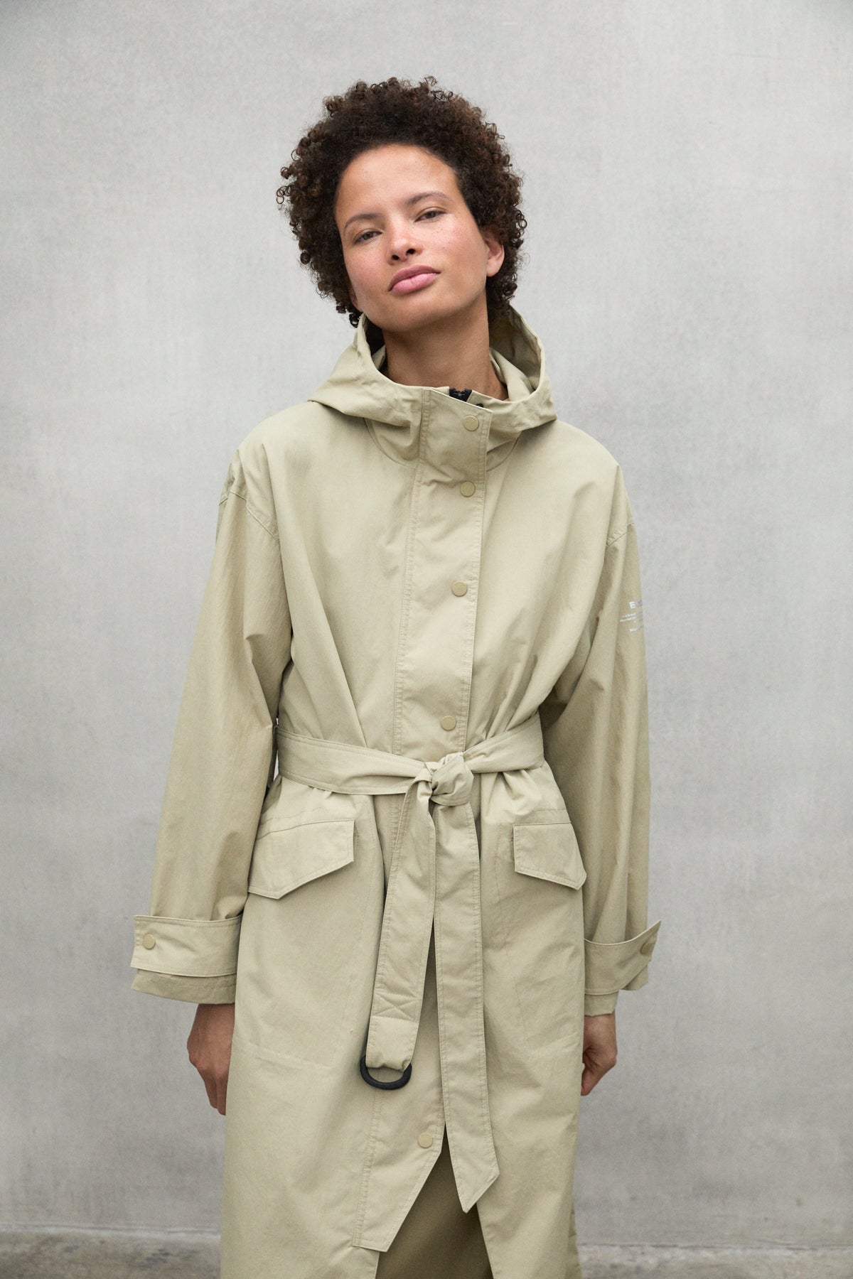 ecoalf-chaqueta-juno-beige-para-mujer-poliamida-reciclada-fit-holgado-capucha-aj image 5