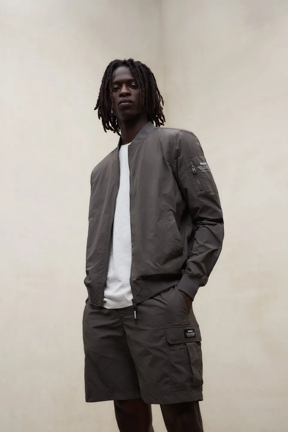 chaqueta-ecoalf-wale-bomber-de-hombre-en-verde-oscuro-poliamida-100-reciclada-re image 1