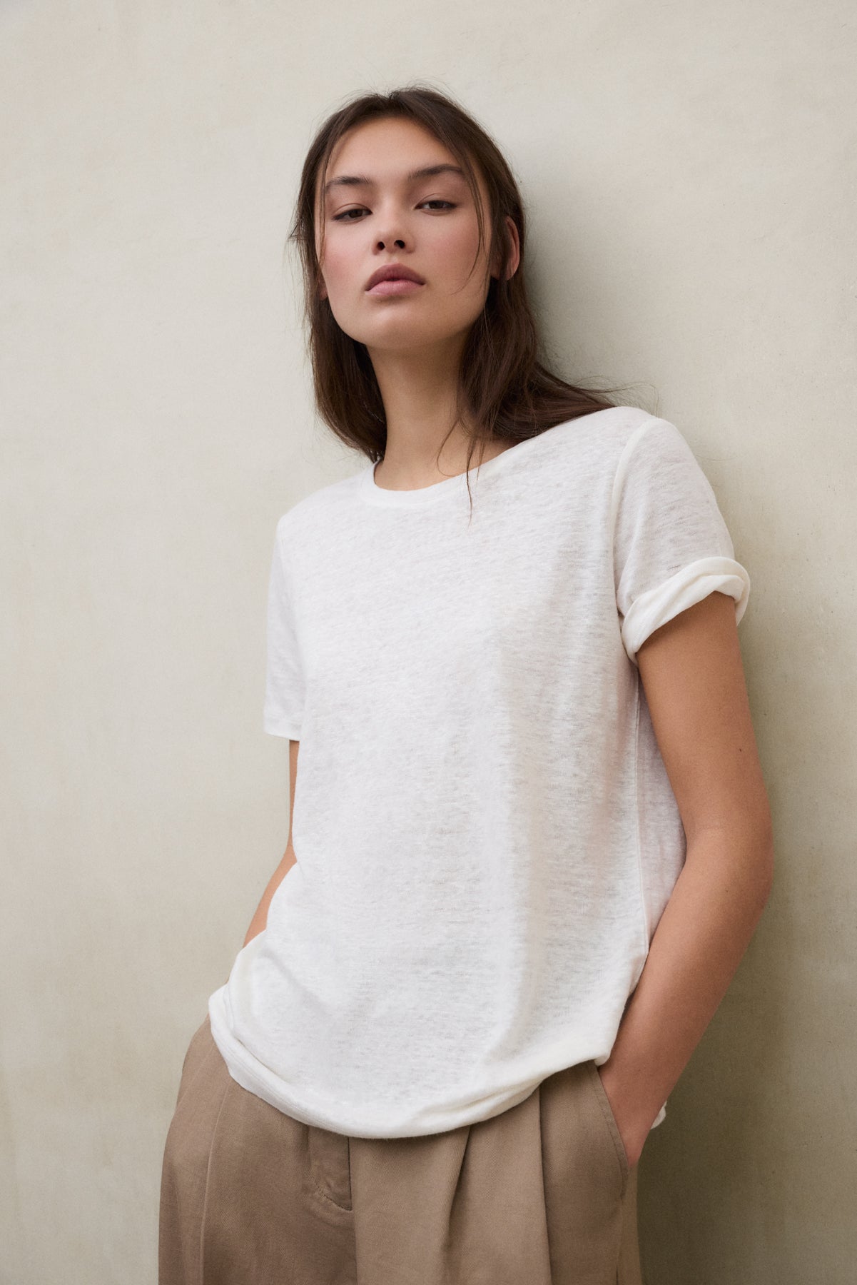camiseta-ecoalf-lane-blanca-de-mujer-100-lino-fit-regular-y-cuello-redondo image 2