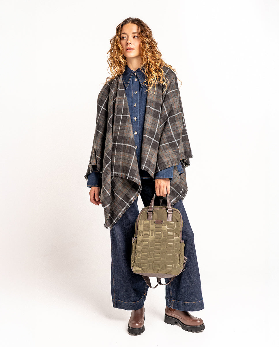 abbacino-poncho-cuadros-negro-tart-n-flecos image 5