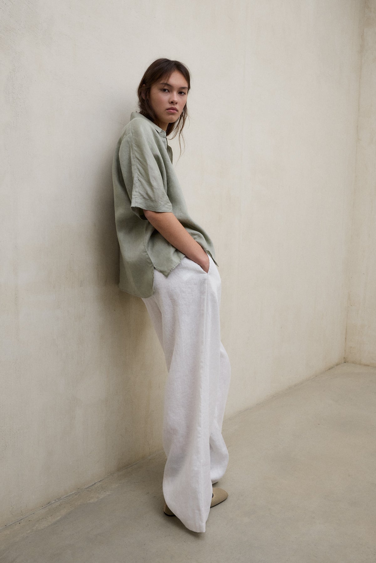 camisa-melania-verde-ecoalf-lino-80-oversize-mujer image 5