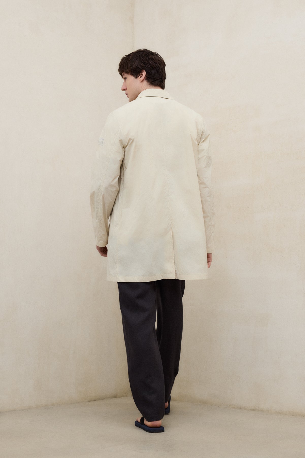 gabardina-ecoalf-vestal-packable-beige-para-hombre-poliamida-reciclada-repelente image 3