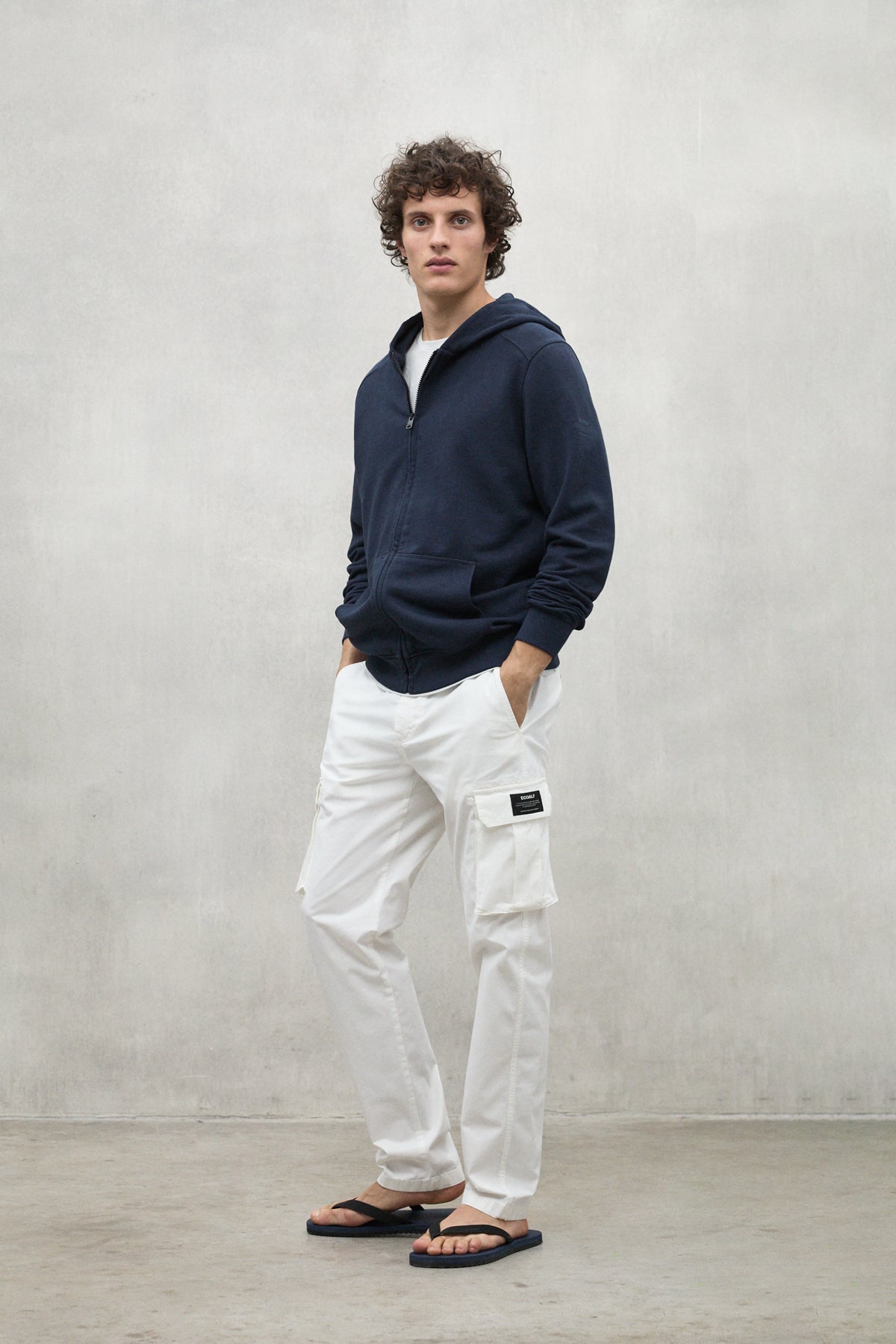 pantalones-ethicargo-de-ecoalf-para-hombre-blancos-algod-n-reciclado image 2