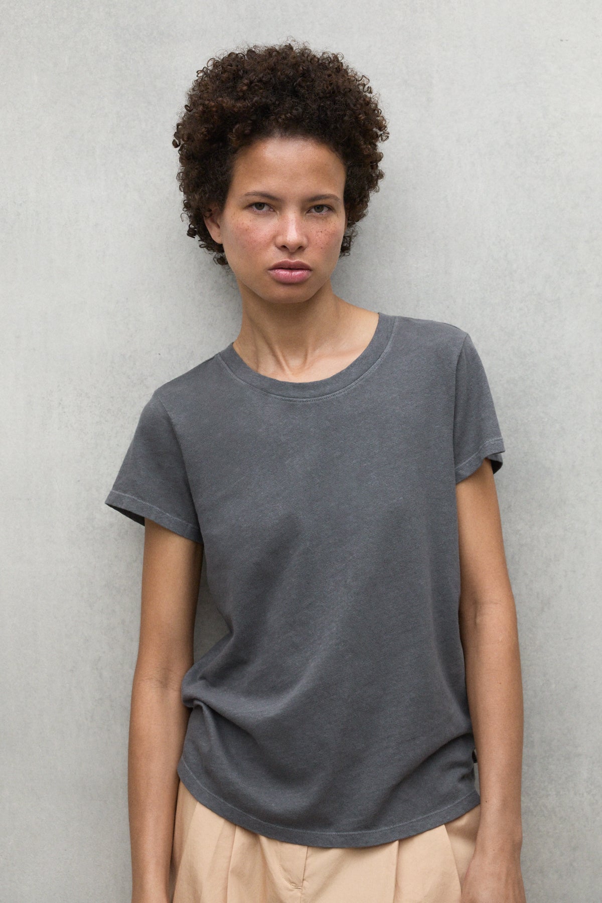 camiseta-ecoalf-lane-gris-oscuro-para-mujer image 2