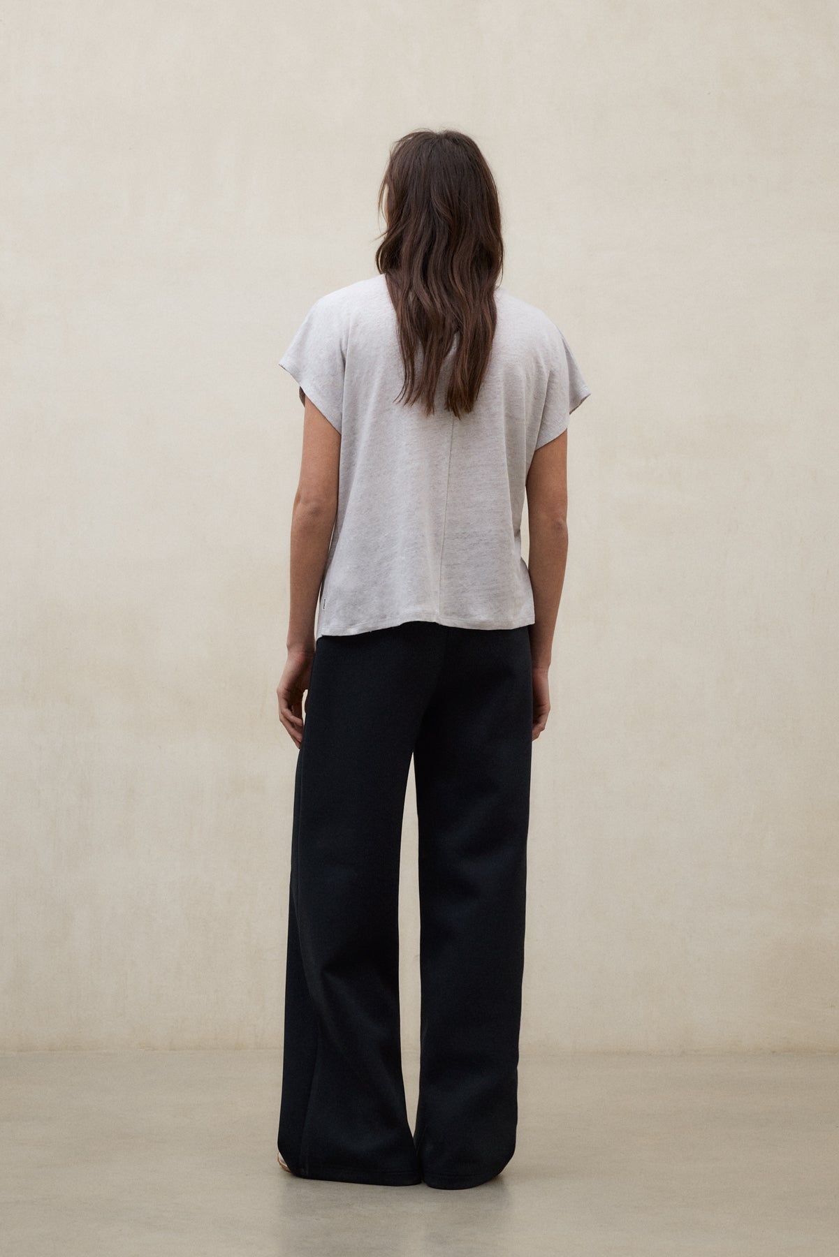 ecoalf-camiseta-arendal-gris-de-mujer-100-lino-fit-relajado-escote-en-v-y-manga- image 3