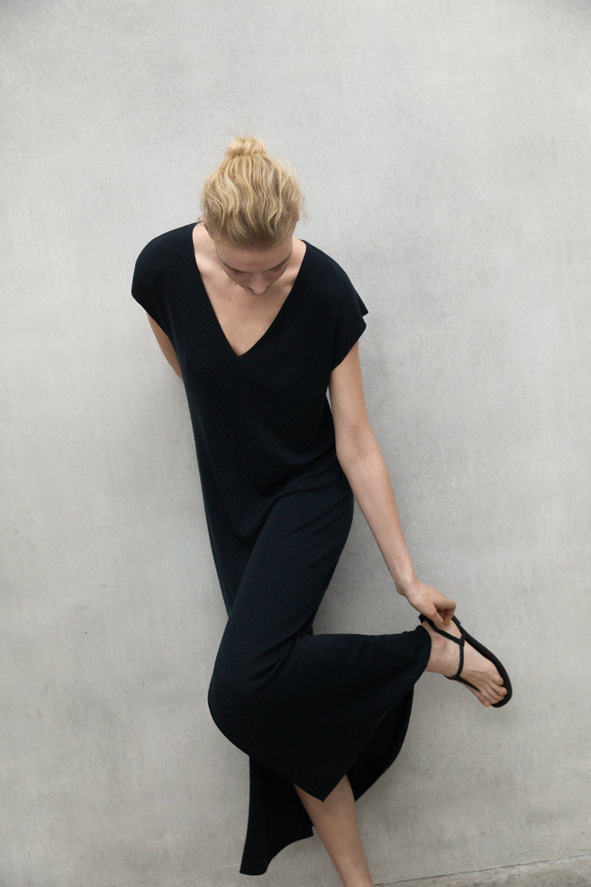 ecoalf-vestido-onyx-negro-tencel-lyocell-fit-holgado-y-cuello-en-v image 5