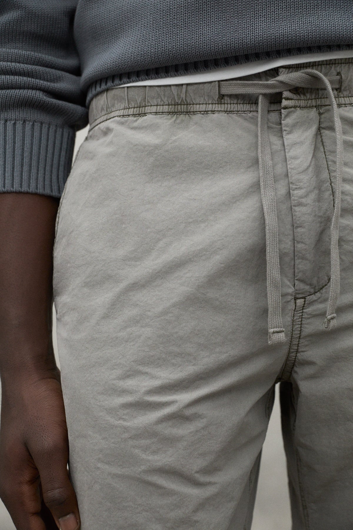 pantal-n-ecoalf-ethic-nylon-khaki-de-hombre-poliamida-reciclada-con-cintura-ajus image 4