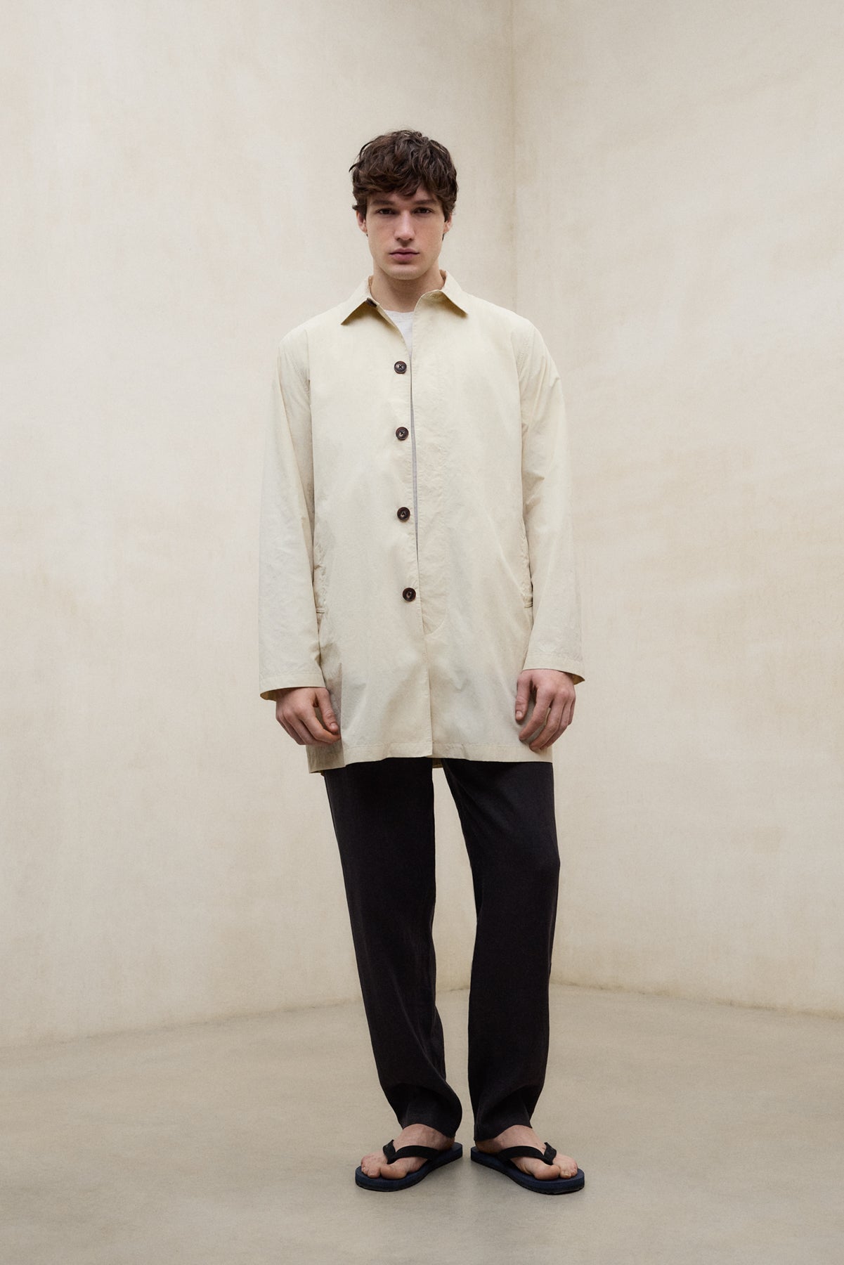 gabardina-ecoalf-vestal-packable-beige-para-hombre-poliamida-reciclada-repelente image 4