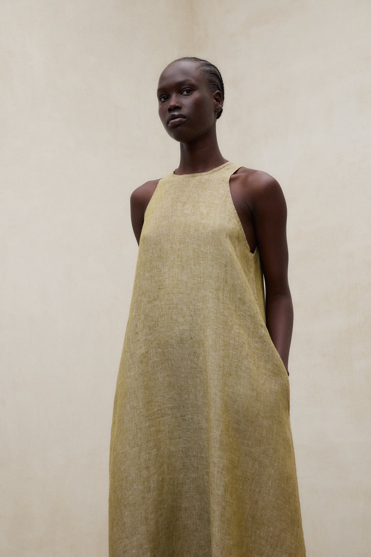 vestido-ecoalf-ukara-verde-de-lino-fit-relajado-y-sin-mangas image 6