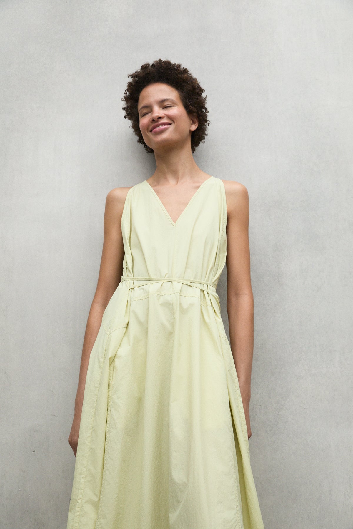 vestido-ecoalf-anatasa-amarillo-para-mujer-100-poliamida-reciclada-fit-holgado image 6