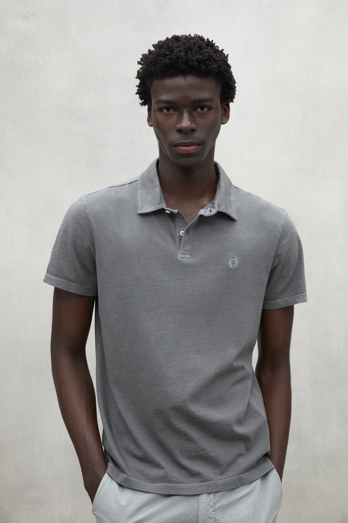 ecoalf-polo-jersey-theo-gris-oscuro-para-hombre-100-algod-n-reciclado-logo-borda image 1