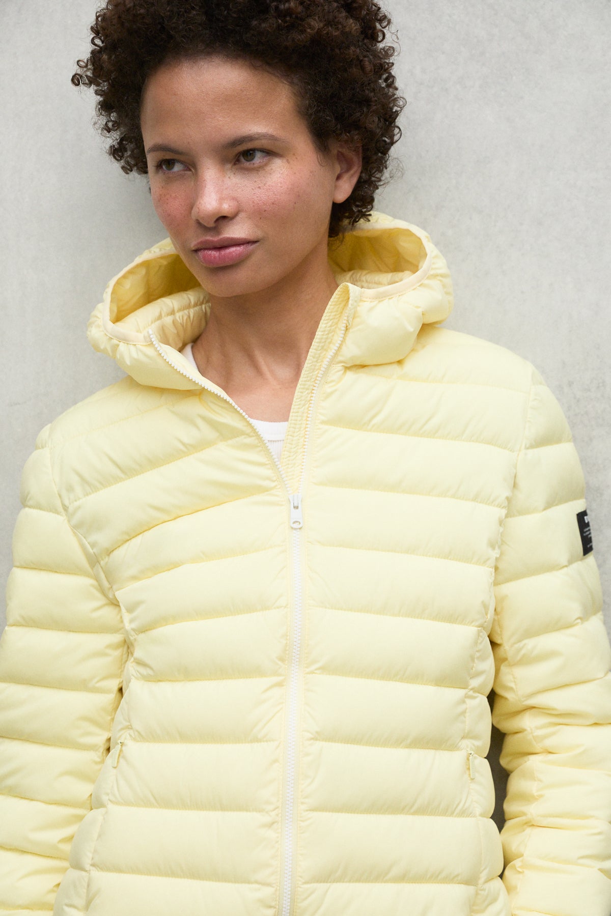 chaqueta-ecoalf-atlantic-amarilla-para-mujer-poliamida-100-reciclada-ultraligera image 3